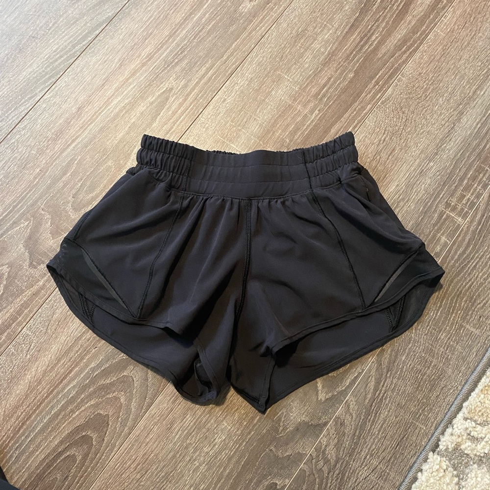 Lululemon Hotty Hot Low-Rise Lined Short 2.5”
